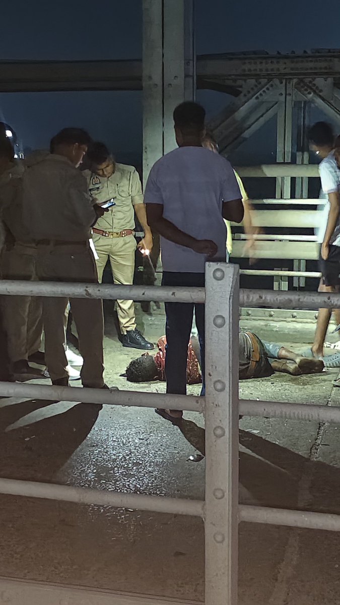 Calll_me_sumit's tweet photo. Prayagraj, old bridge pe aaj tak lights nahi lagi , jiske karan bohot se accidents hue . Prr aaj hamare sansad ji @UjjwalRaman_52 ne hamein ye umeed dilayi ki kaam hoga . https://t.co/Ihfw66Cazl