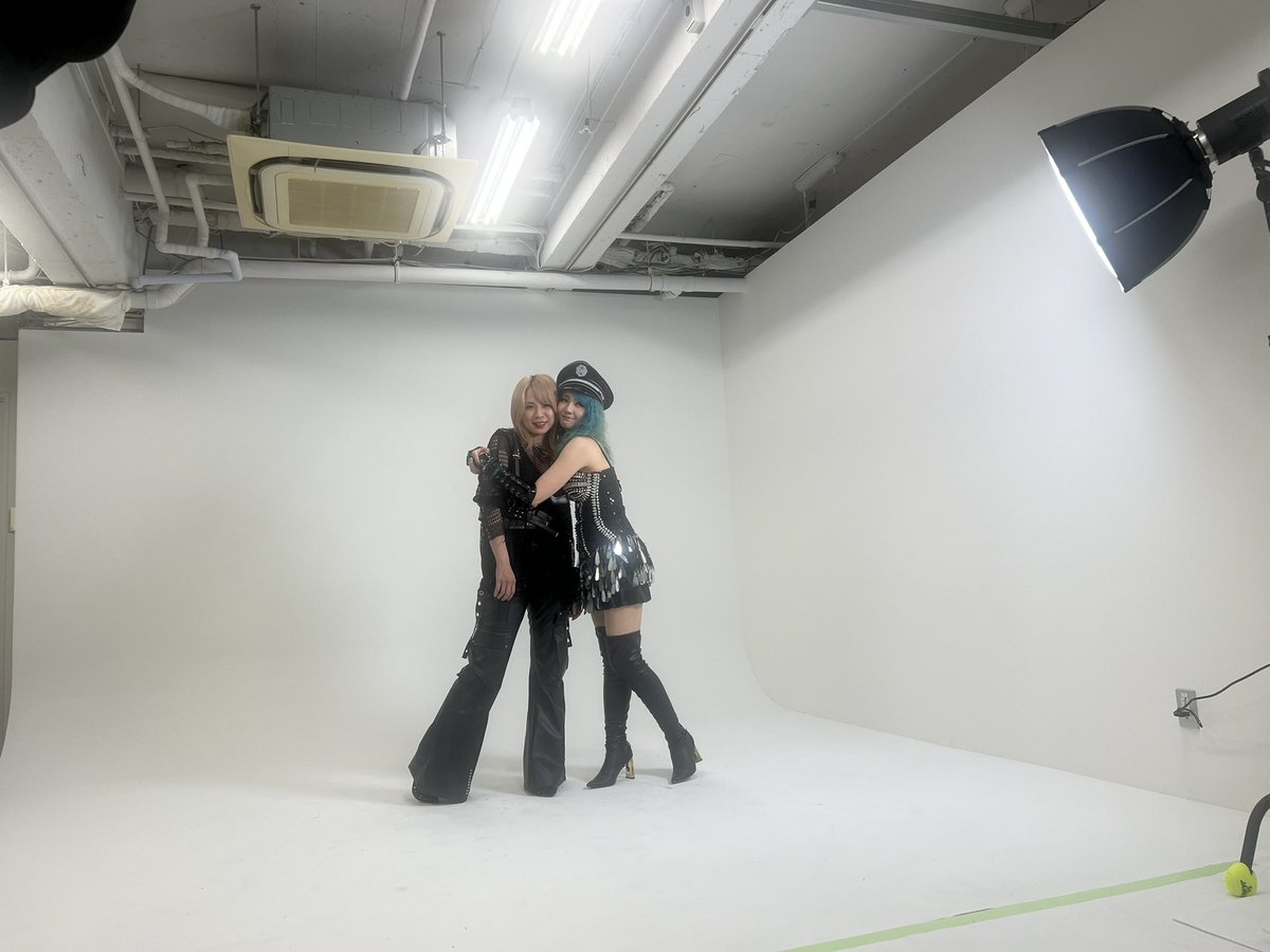 mmzhmamr's tweet image. 【おふしょっと？🎀💚🖤】
紗良さんとARISAさんの
コラボグッズ撮影時、
お2人が可愛くて尊くて
にまにましながら
スマホカメラを構えるMariaが
そこにはいた꒰´꜆ᴖ⩊ᴖ꜀`꒱📸🩸
 #MakeWaves
 #HADES
 #DOLLPARTS