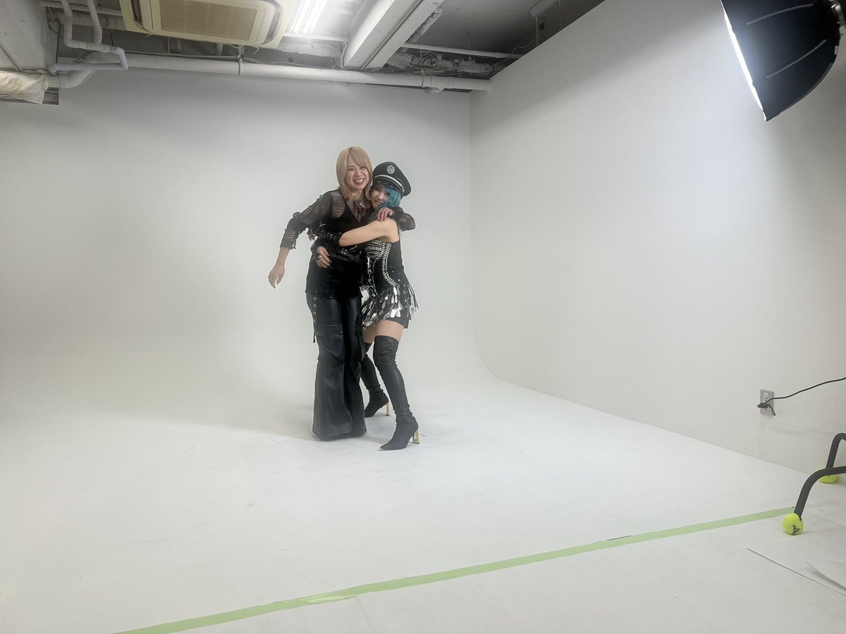 mmzhmamr's tweet image. 【おふしょっと？🎀💚🖤】
紗良さんとARISAさんの
コラボグッズ撮影時、
お2人が可愛くて尊くて
にまにましながら
スマホカメラを構えるMariaが
そこにはいた꒰´꜆ᴖ⩊ᴖ꜀`꒱📸🩸
 #MakeWaves
 #HADES
 #DOLLPARTS