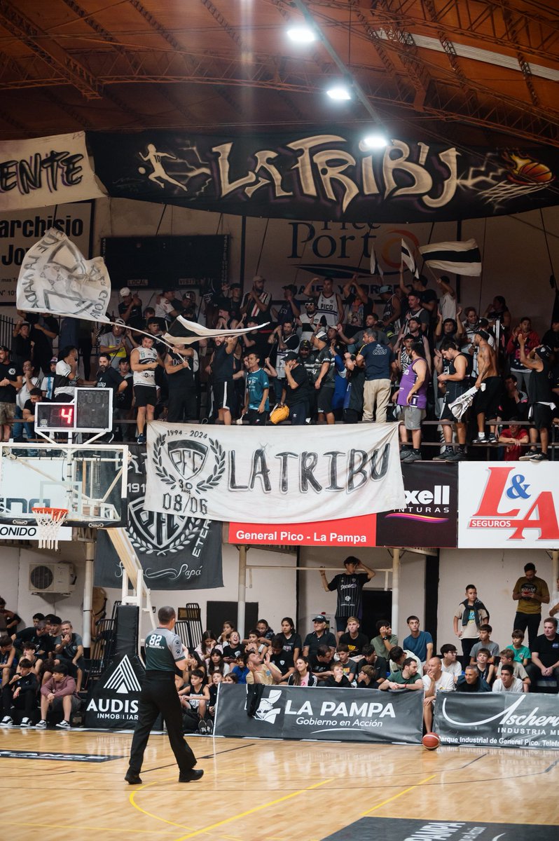 basquet_pfc's tweet photo. 🗣️ “𝙎𝙞𝙜𝙪𝙚𝙣 𝙥𝙖𝙨𝙖𝙣𝙙𝙤 𝙡𝙤𝙨 𝙖𝙣̃𝙤𝙨
𝙎𝙚𝙜𝙪𝙞𝙢𝙤𝙨 𝙚𝙨𝙩𝙖𝙣𝙙𝙤 𝙖 𝙩𝙪 𝙡𝙖𝙙𝙤…”

🤝🏻 Empezamos con la cuenta regresiva para reencontrarnos en el Parque Ángel Larrea

#DalePico ⚫️⚪️⚫️
#LaLigaArgentina 🏀 https://t.co/s7otLVFfFQ