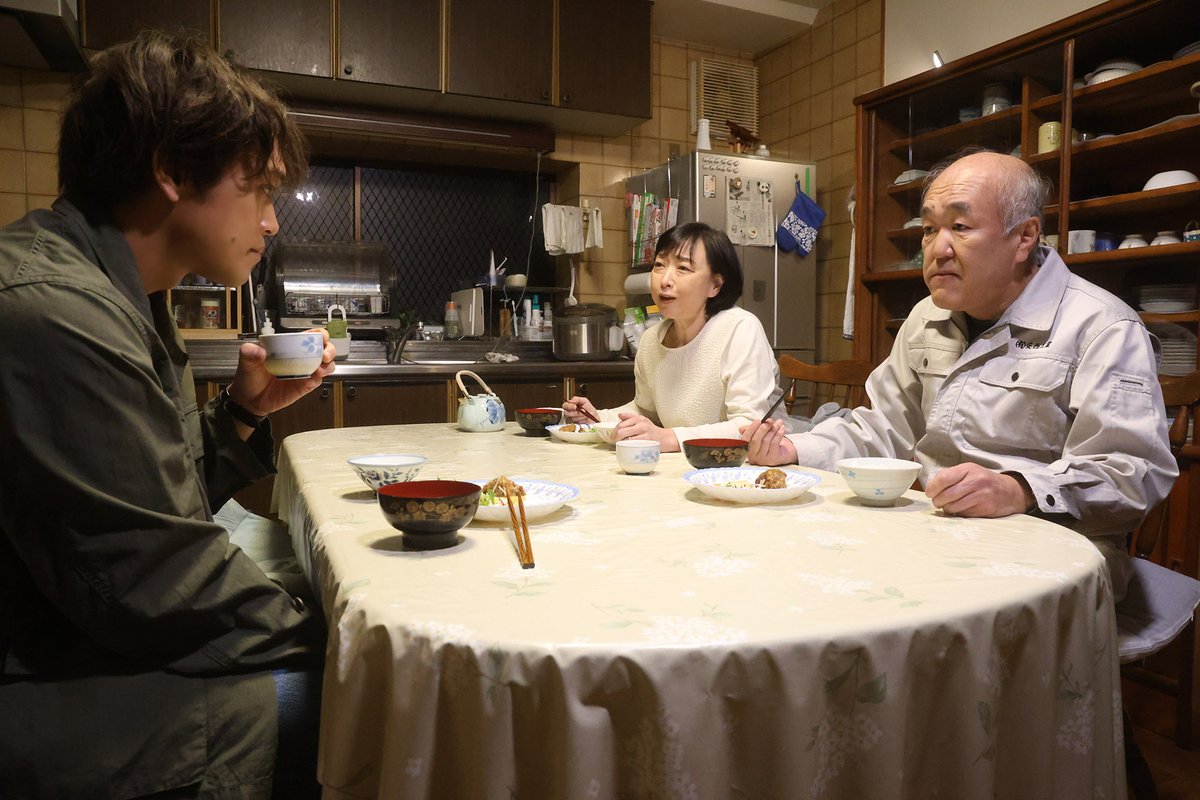 hatsugei's tweet photo. 🟢場面写真解禁②🟢
 
 彼女の笑顔が
 僕を“ヒーロー”にしてくれた
 
 映画『#初恋芸人』🦖
2025年12月19日(金) 
 池袋HUMAXシネマズ、
 新宿バルト9ほか全国ロードショー🎬
 https://t.co/8FEaY3w37u https://t.co/PMEyazRtPm