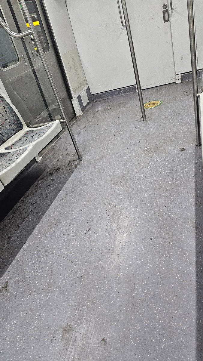 Gatillo_Lento's tweet photo. @Emova_arg la línea H últimamente esta Echa una mugre bajones meados con olor sucios sin limpiar https://t.co/lwAzXBJsVw