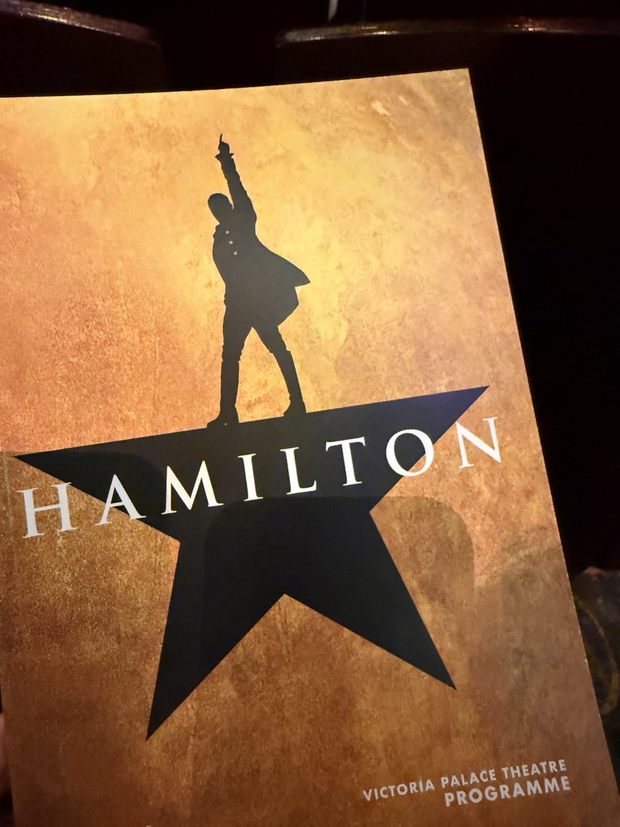 jacksonfoil's tweet photo. #ビクトリア宮殿劇場 で『Hamilton』。シカゴ公演以来。イギリス視点で何か演出（特にジョージ3世周り）変わるのかなーと思い来ました！割とオリジナル通り。やはり王様シーン大人気！

https://t.co/UKy1GMwopB

#ハミルトン #London #VictoriaPalaceTheatre https://t.co/urpqjEktmH