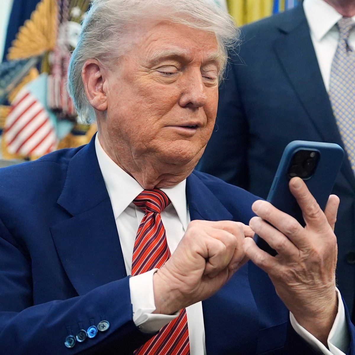 clarincom's tweet photo. TRUMP: EE.UU. ESTÁ EN “CONFLICTO ARMADO” CONTRA CARTELES DE LA DROGA

El presidente notificó al Congreso que los narcos son “combatientes ilegales” y justificó tres ataques militares en el Caribe que dejaron 17 muertos, dos de ellos contra barcos procedentes de Venezuela.

La decisión consolida poderes de guerra para Trump, que desplegó 8 buques, un submarino nuclear y 4.500 soldados en la región. Washington acusa a Nicolás Maduro de liderar el Cartel de los Soles, señalado como organización terrorista.

(+) en Clarín: https://t.co/mlDJNcd8Gm