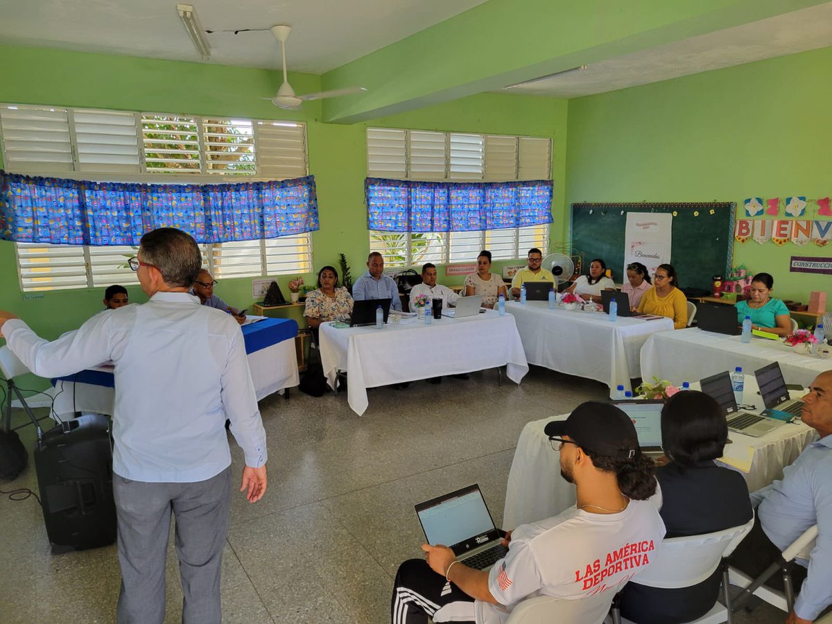 📌 Directores, coordinadores y encargados del POA de centros educativos del Distrito Educativo 07-07 de Villa Tapia sostuvieron un encuentro para elaborar el Plan Operativo Anual.
👉 Coordinó el técnico distrital Luis Felipe Núñez, con la participación de Aníbal Santos (REDIC).