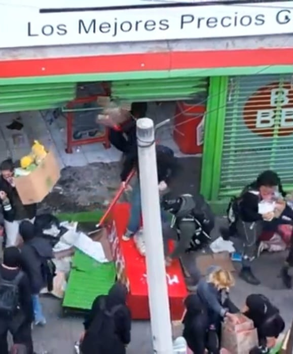 NoticiasAbcd's tweet photo. 🔴 #ÚLTIMAHORA | Encapuchados saquean una Tienda 3B, y una Bodega Aurrerá, sobre el Eje Central, esto en el marco de las manifestaciones por el 2 de octubre en la #CDMX. 

#ABCDNoticias #2DeOctubreNoSeOlvida #El2 https://t.co/ChcWH13hZh
