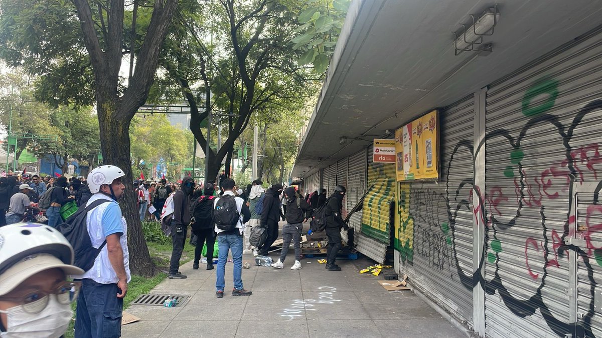 NoticiasAbcd's tweet photo. 🔴 #ÚLTIMAHORA | Encapuchados saquean una Tienda 3B, y una Bodega Aurrerá, sobre el Eje Central, esto en el marco de las manifestaciones por el 2 de octubre en la #CDMX. 

#ABCDNoticias #2DeOctubreNoSeOlvida #El2 https://t.co/ChcWH13hZh