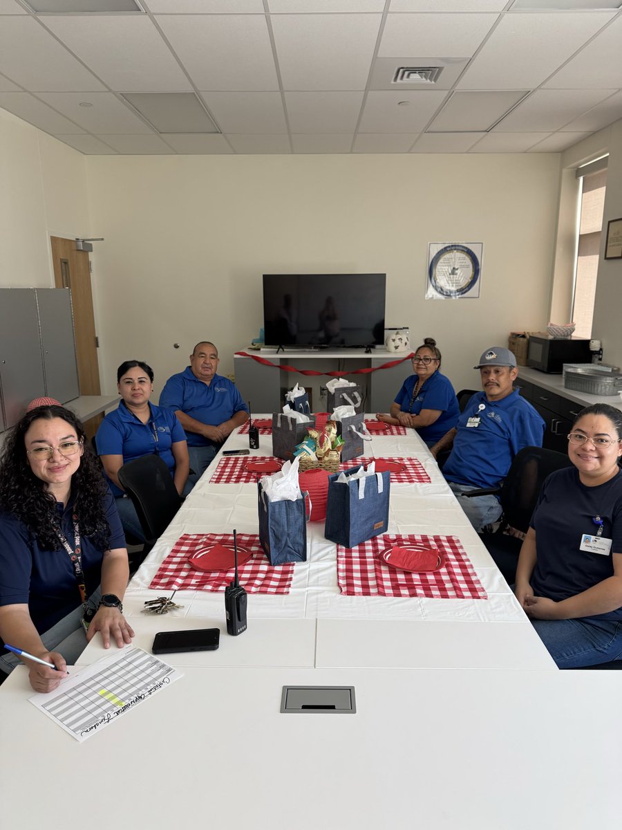 NuriRobles1's tweet image. Never enough ways to say thank you to our amazing team! Happy National Custodian Day to Cielo, Paul, Lety, Ritchie, Lore, and Geidy. #ItStartsWithUs #KnightNation