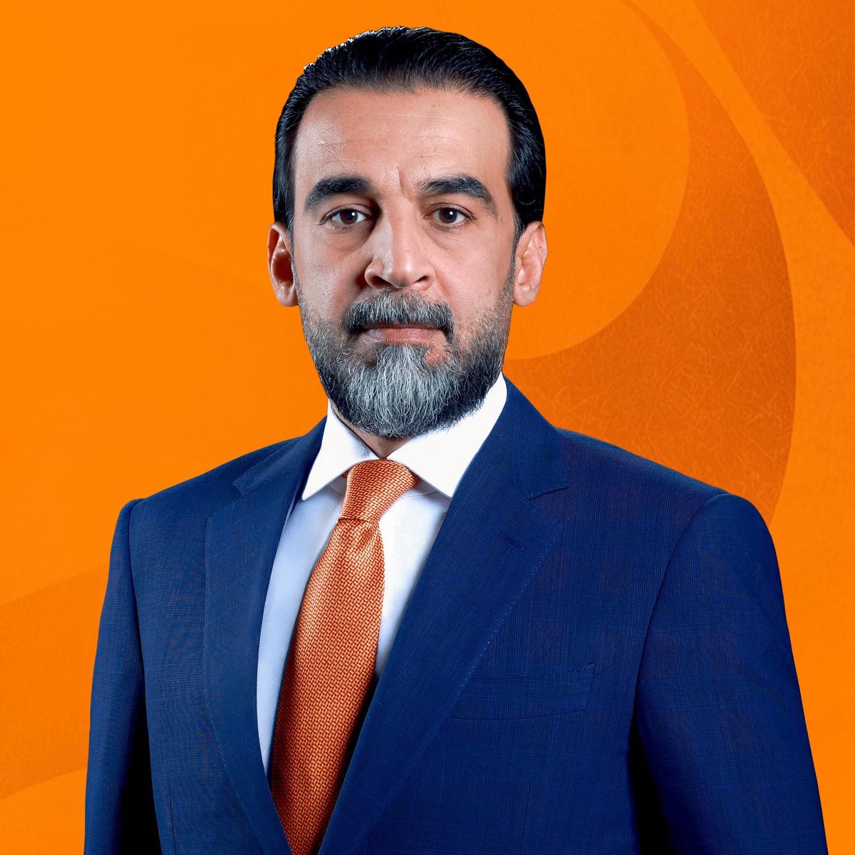 قِـــفْ شامخًــا مثـــلَ المآذنِ طـــولًا
وارفــــعْ علــى هــامِ الزمــانِ مقـولًا
وامـــضِ بثبــــاتٍ لا تمـــلّ دروبَــك
فالحــــرُّ يمضــــي صادقًــا، مأمــولًا 

#بسم_الله