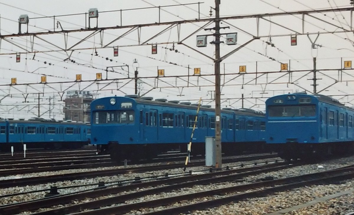 スカイブルーの京浜東北線103系 低運転台車と高運転台ATC車の並び 1987
