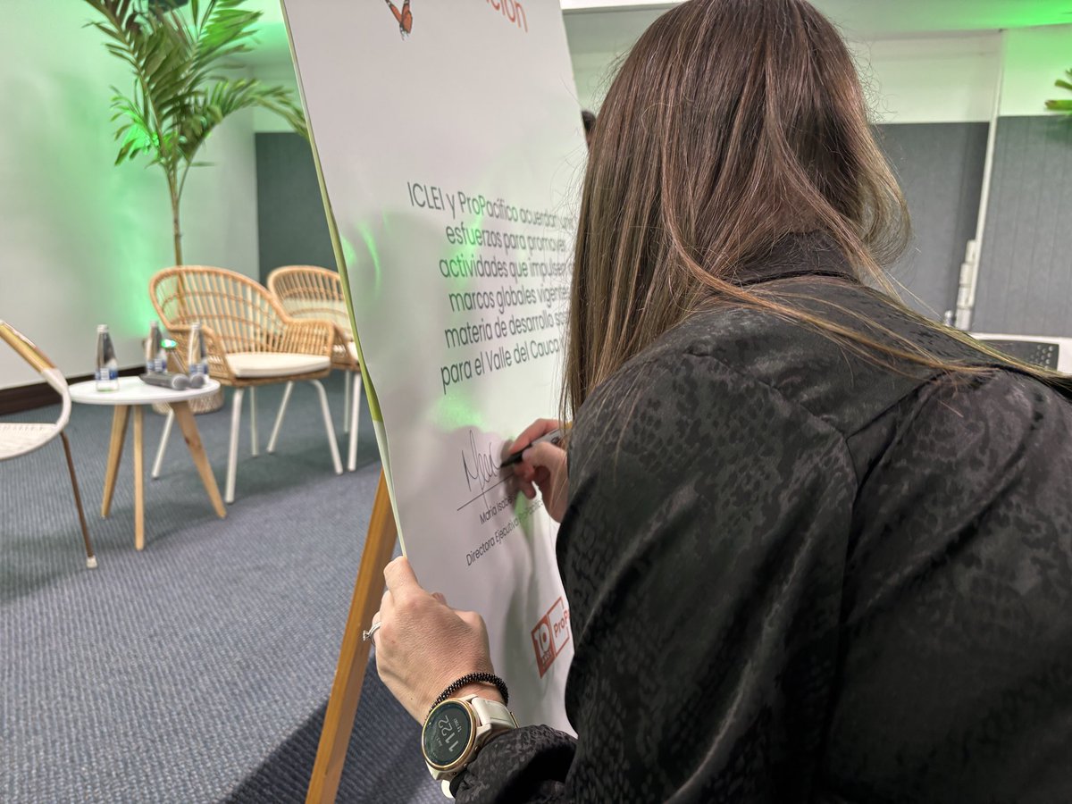 ProPacificoOrg's tweet photo. Además, junto a Alejandro González, director de @ICLEI_Colombia, realizó la firma simbólica de un memorando de intención de cooperación para promover actividades que impulsen los marcos globales de desarrollo sostenible en el Valle del Cauca y Colombia. https://t.co/TwSxh556WY
