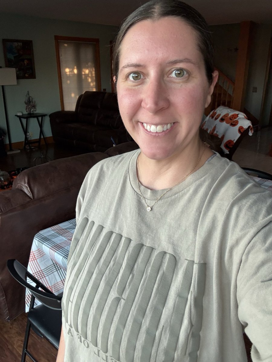 somePeaches's tweet photo. I think it’s time for a new shirt 🤔 #TSTheLifeOfAShowgirl https://t.co/w9TbThx1NN