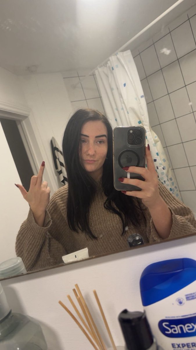 ServeShannon's tweet photo. Nicholas paid and begged for this photo and now I’m sharing it with everyone for free bc I’ll do whatever I want ✌️ https://t.co/D4FHsJi1x1