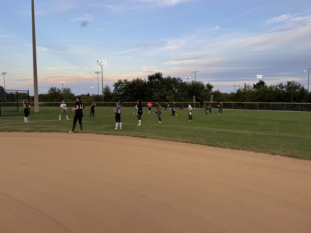 Had a blast last night practicing with our 16s!! Thanks girls for showing us the way and pushing us to get better. 🖤💚🖤💚 
<a href="/CoachSelena20/">Selena</a> <a href="/Coach_McNulty/">Lauren McNulty</a> 
#ProudSilverHawks
#ironsharpensiron
