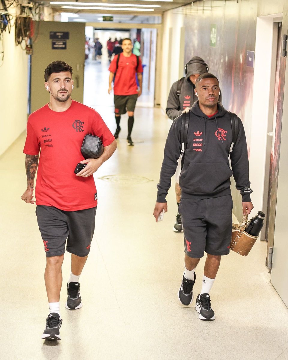 venecasagrande's tweet photo. Registros da chegada do Flamengo ao Maracanã para pegar o Cruzeiro.

Foto: Gilvan de Souza / Flamengo https://t.co/xzXyF6cim7