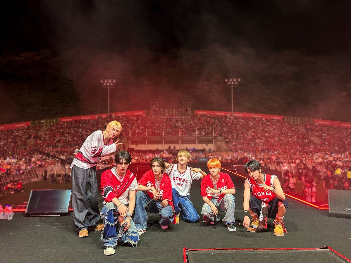 LEEHANBSD's tweet photo. 𝗛𝗜 𝗜𝗣𝗦𝗘𝗟𝗘𝗡𝗧𝗜, the stage is ours and the fire is yours. Korea University, are you ready to shout with us? https://t.co/Wfb7s7ZIIo