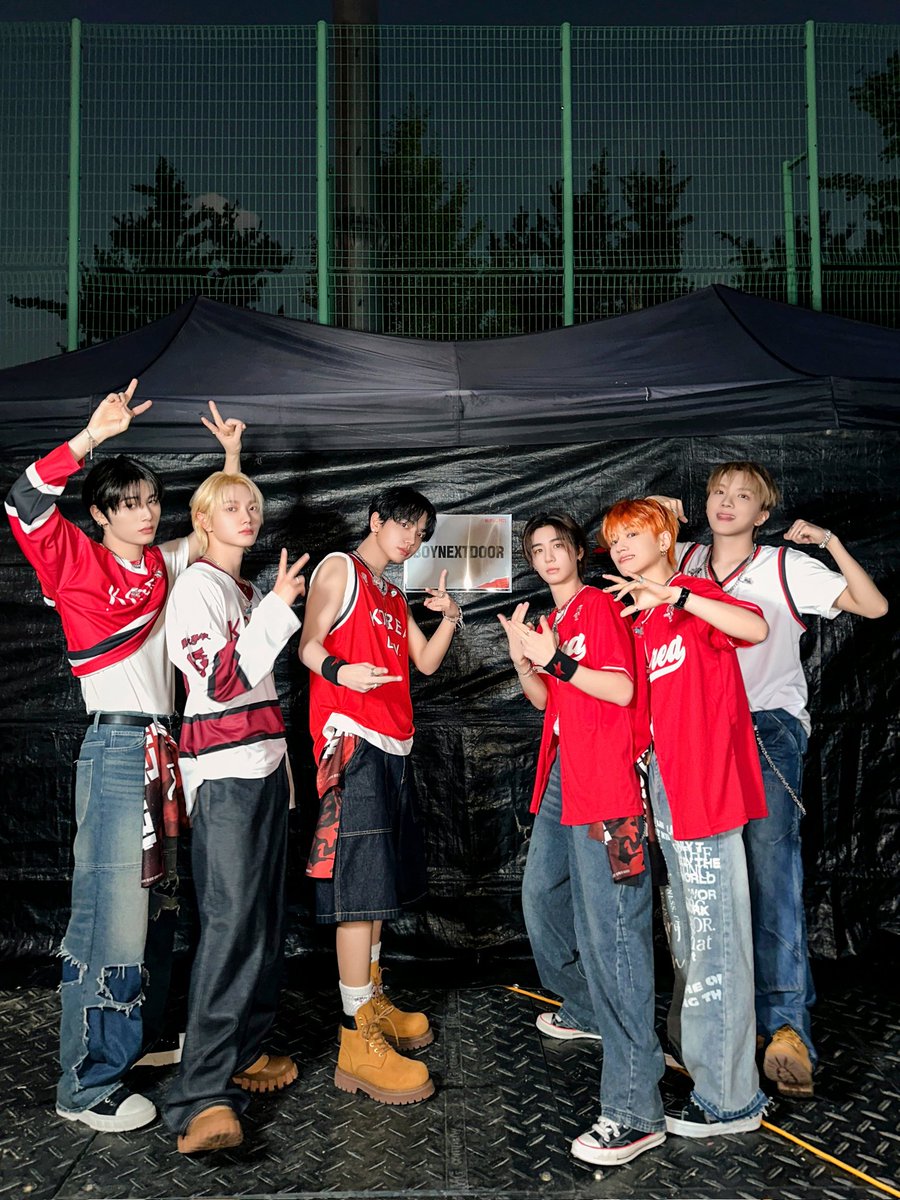 LEEHANBSD's tweet photo. in red we find passion and courage. let’s make tonight a story we’ll carry forever. https://t.co/Cp3UhPvlfj