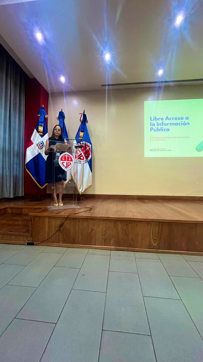 LuceRguez's tweet photo. Gracias @Fcjp_Uasd por la invitación. A las autoridades, magistrados, profesores, colegas y estudiantes presentes, las personas hasta viajaron del interior para este taller y brindarme apoyo.  Todos se quedaron! Misión Cumplida! 🙏🏽 https://t.co/W3sAInrAY6