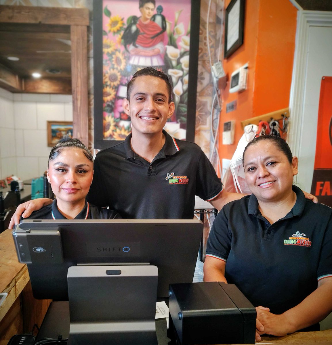 CPando_SkyTab's tweet image. 🔥🍗 Nashville foodies, listen up! Tacos y Mariscos Lindo is serving up true authentic Mexican flavors 🇲🇽. Their whole grilled chicken, seasoned with special spices &amp;amp; cooked over open flames, is hands down the BEST you’ll ever have. 🌮Plus, all your favorite Mexican classics,…