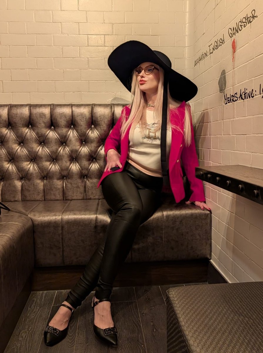 Got myself a new hat from <a href="/CharmskoolShop/">Charmskool Fetish Fashion & Lifestyle Shop</a> 😍 (plus a few more things yet to be worn)! 😊
Huge thanks to <a href="/Markissive/">Markissive</a> for the treat.