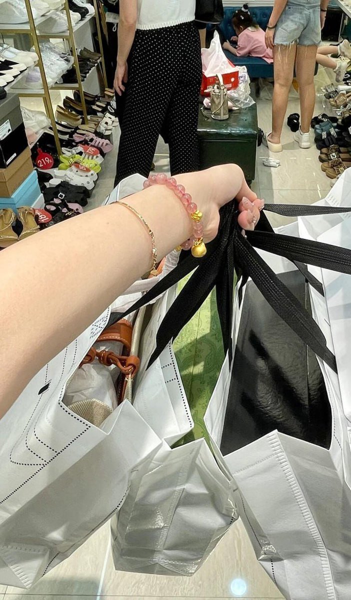 odhora7464's tweet photo. Shopping therapy in full swing 🛍️ https://t.co/gFy4yEpQiV