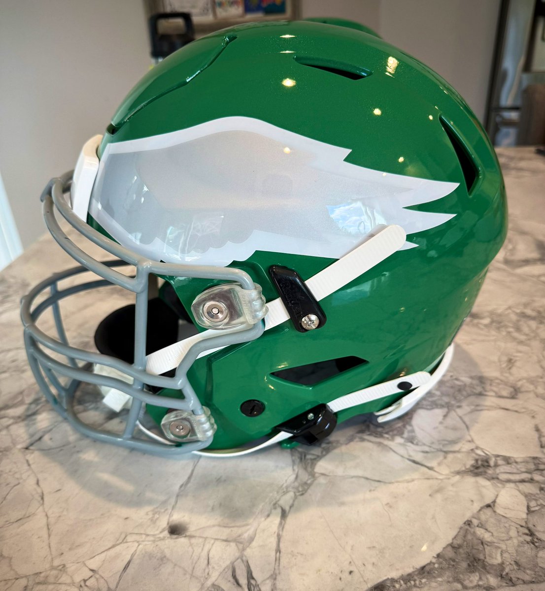 TempDaddy's tweet photo. 🚨FOR SALE🚨 #Eagles Kelley Green “Zack Baun” setup, Riddell Speedflex Diamond. DM me for pricing.
#Eagles #flyeaglesfly #gobirds #customhelmet #custommade #custom #helmet #helmetlover #customfootballhelmets #templids https://t.co/mW3Jp0yeAy