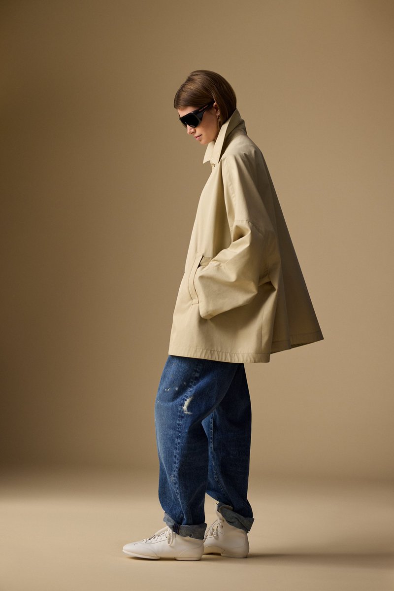 RalphLauren's tweet image. Combining classic styling with an oversize fit, the Oversize Cotton Twill Car Coat is smooth, structured, and always an essential Polo Ralph Lauren piece, season after season.

Explore the collection: rlauren.co/WomensFall25-X

#PoloRLStyle #PoloRalphLauren
