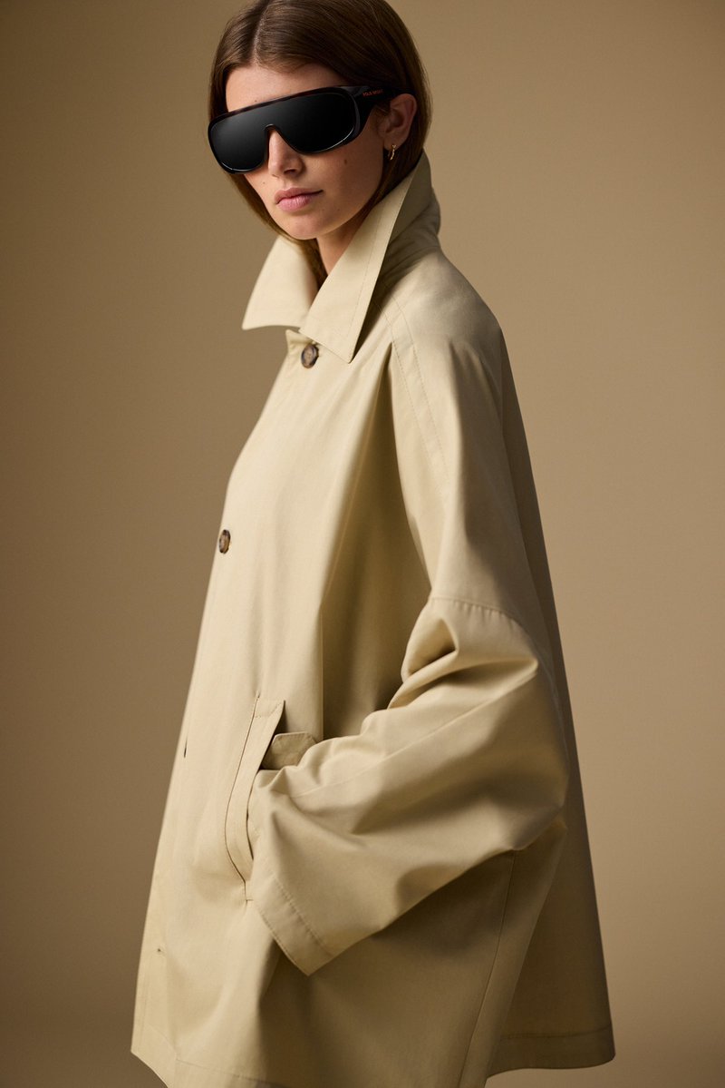 RalphLauren's tweet image. Combining classic styling with an oversize fit, the Oversize Cotton Twill Car Coat is smooth, structured, and always an essential Polo Ralph Lauren piece, season after season.

Explore the collection: rlauren.co/WomensFall25-X

#PoloRLStyle #PoloRalphLauren