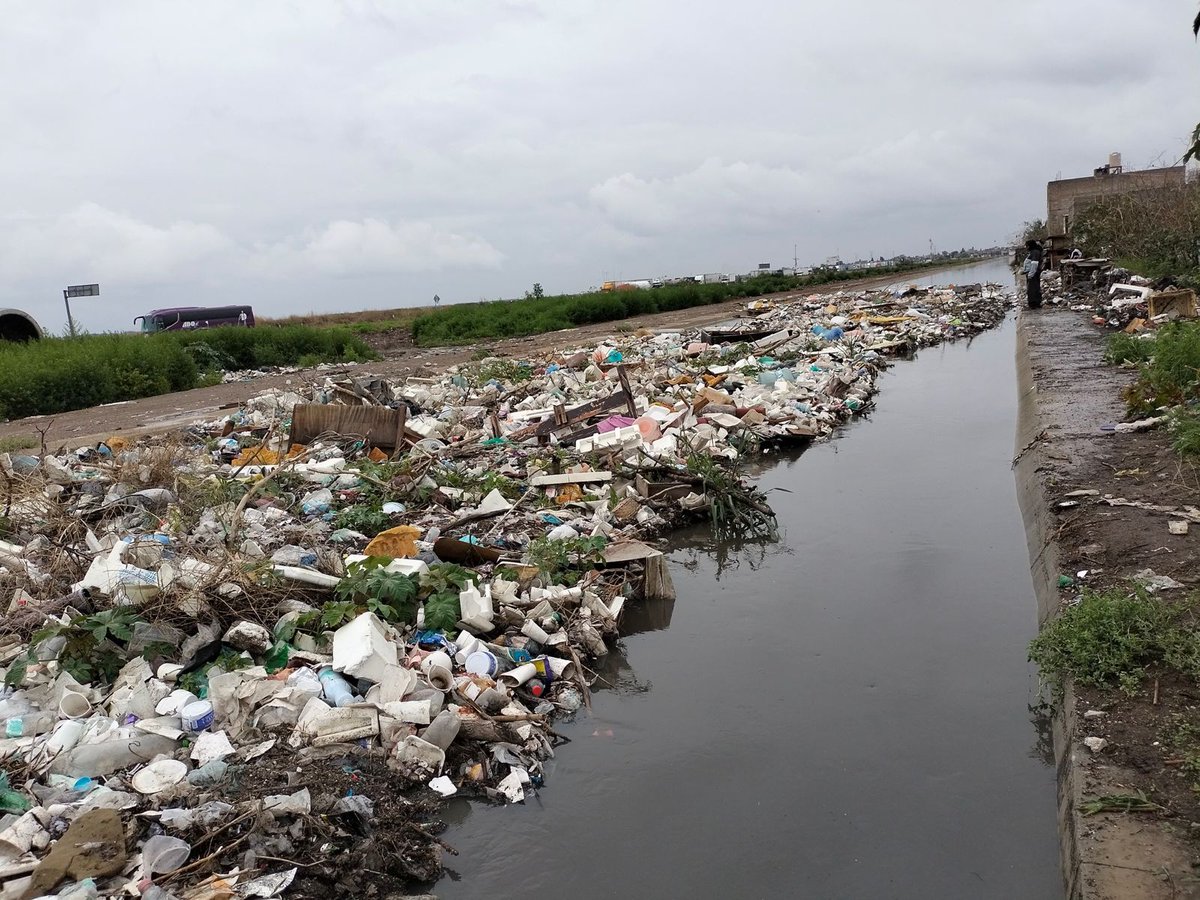 AntorchaChimal's tweet image. #EdomexBajoElAgua dejan al descubierto el abandono de @delfinagomeza. #Chimalhuacán, La Paz, #Texcoco y otros municipios están inundados, con pérdidas para la gente y una respuesta CERO del gobierno. Basta de excusas, exigimos obras ya.