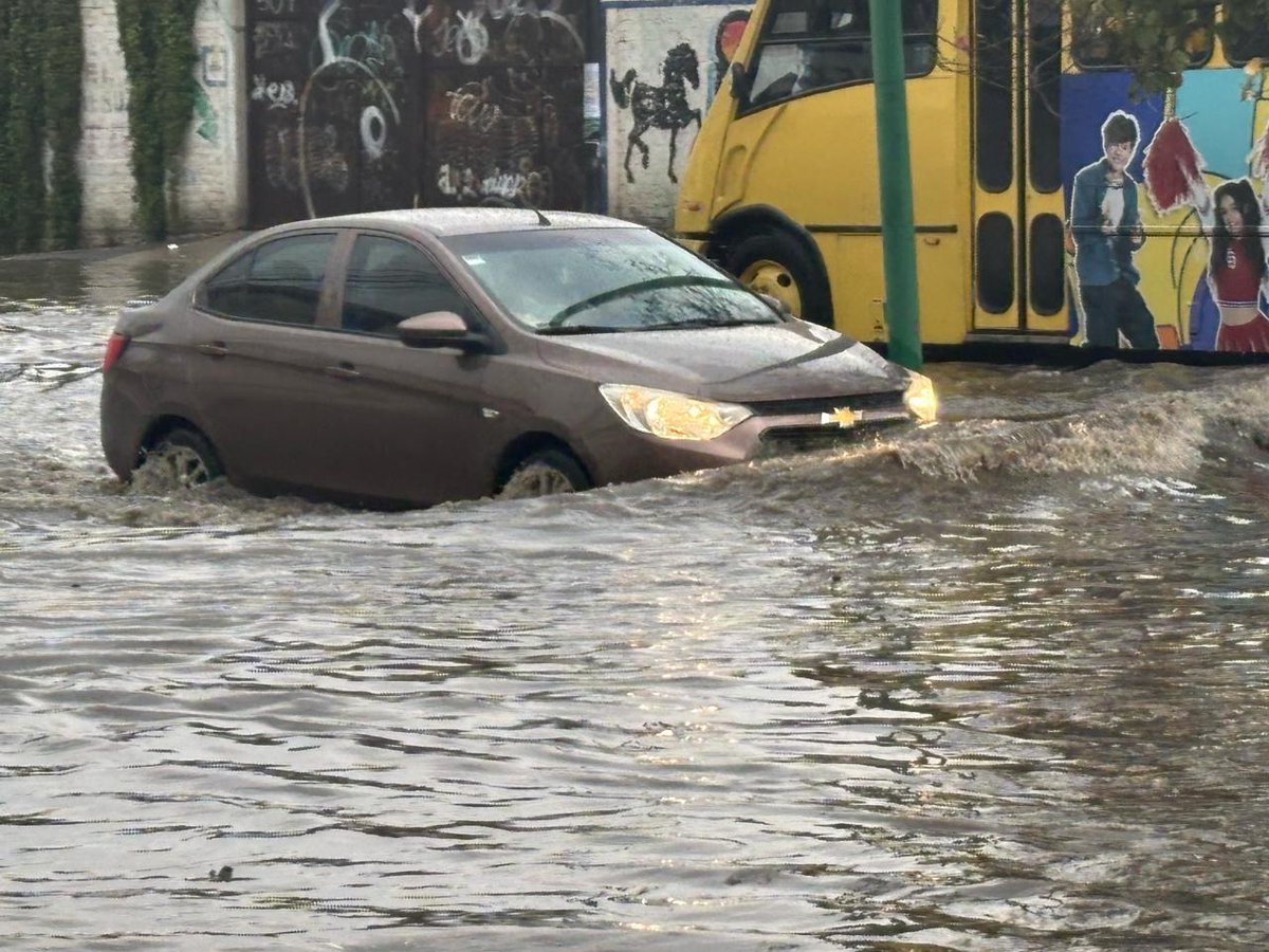 AntorchaChimal's tweet image. #EdomexBajoElAgua dejan al descubierto el abandono de @delfinagomeza. #Chimalhuacán, La Paz, #Texcoco y otros municipios están inundados, con pérdidas para la gente y una respuesta CERO del gobierno. Basta de excusas, exigimos obras ya.
