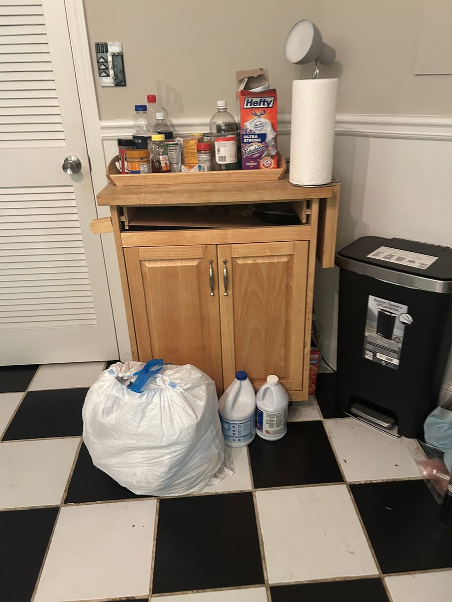 wv_leek's tweet photo. Went 3 months being the only nigga here cleaning… trust me I was taking notes. While the AC not working for 2 months n both them consistently would just leave the trash on the ground for DAYSSS (atleast 5) at a time, expecting someone else to take it out… grown ass PEOPLE 🤦🏾‍♂️😂 https://t.co/L01nTo2zBI