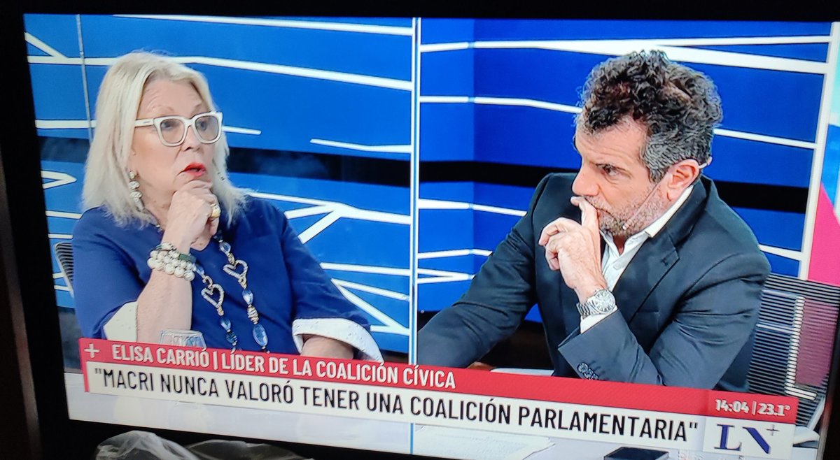 OsvaldoA2's tweet photo. @lanacionmas #DATAALATARDE : " QUE MI GENERACION NO SE SIENTA VENCIDA" dijo una @elisacarrio casi desconocida: sensata, sin pavear con divagues, precisa. No vista así hace muuuucho tiempo. ¿ Será respeto por el gran periodista que la reporteó @paulinor76 ? 🤔 https://t.co/NyVfscSs9G