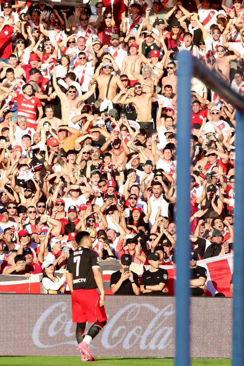 EL GLORIOSO CLUB ATLÉTICO RIVER PLATE SE ACABA DE GARCHAR CON LA CAMISETA A LAS TROLITAS DE LA ACADEMIA.

VAMOS NOSOTROS LA CONCHA DE SU MADREEEEEEEEEEEEEEEE 🤍❤️🤍