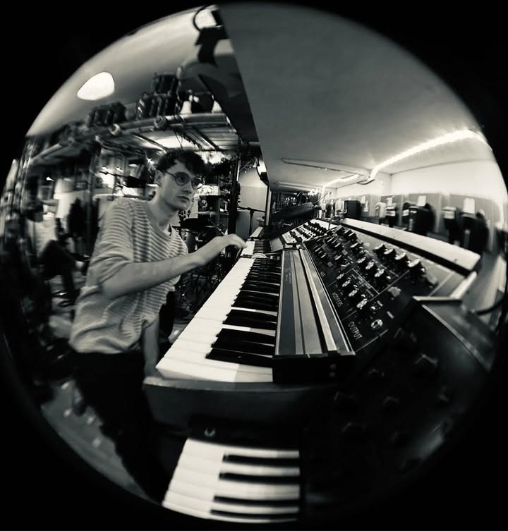 This picture is doing things to me he looks so fuckin hot I wanna kiss him violently :3