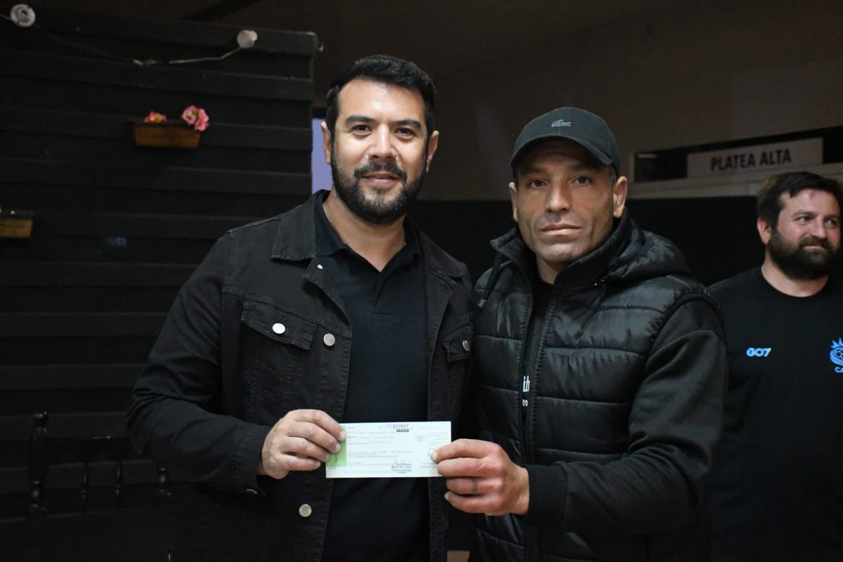 MuniChivilcoy's tweet photo. 🏟️ Apoyo al deporte local

El intendente @BritosGuillermo entregó $12.059.000 a 29 clubes y entidades deportivas, reafirmando el compromiso del Municipio con quienes trabajan por la inclusión y el desarrollo a través del deporte.

💬 Además, anunció la posibilidad de dictar en nuestra ciudad la Diplomatura en Gestión Deportiva de la Facultad de Ciencias Económicas de la UBA.

✅ ¡Más formación, más oportunidades, más deporte!

🔍 https://t.co/6bDjJtViRZ
