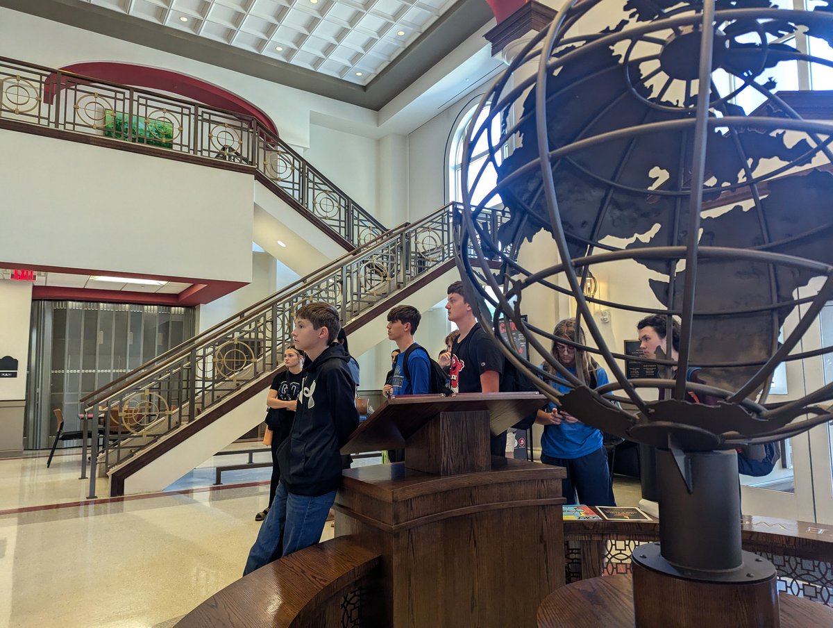 CollinsClassSC's tweet image. Thank you to @GattonAcademy for hosting Spencer County students this week for an incredible tour and presentation!  👨‍🔬🧬