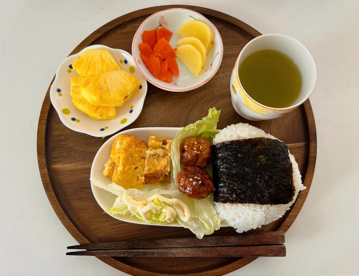 Mamepuuchibi's tweet photo. 大きなおにぎり定食です🍙🍵
#あさごはん https://t.co/ChXbjj1yQ7