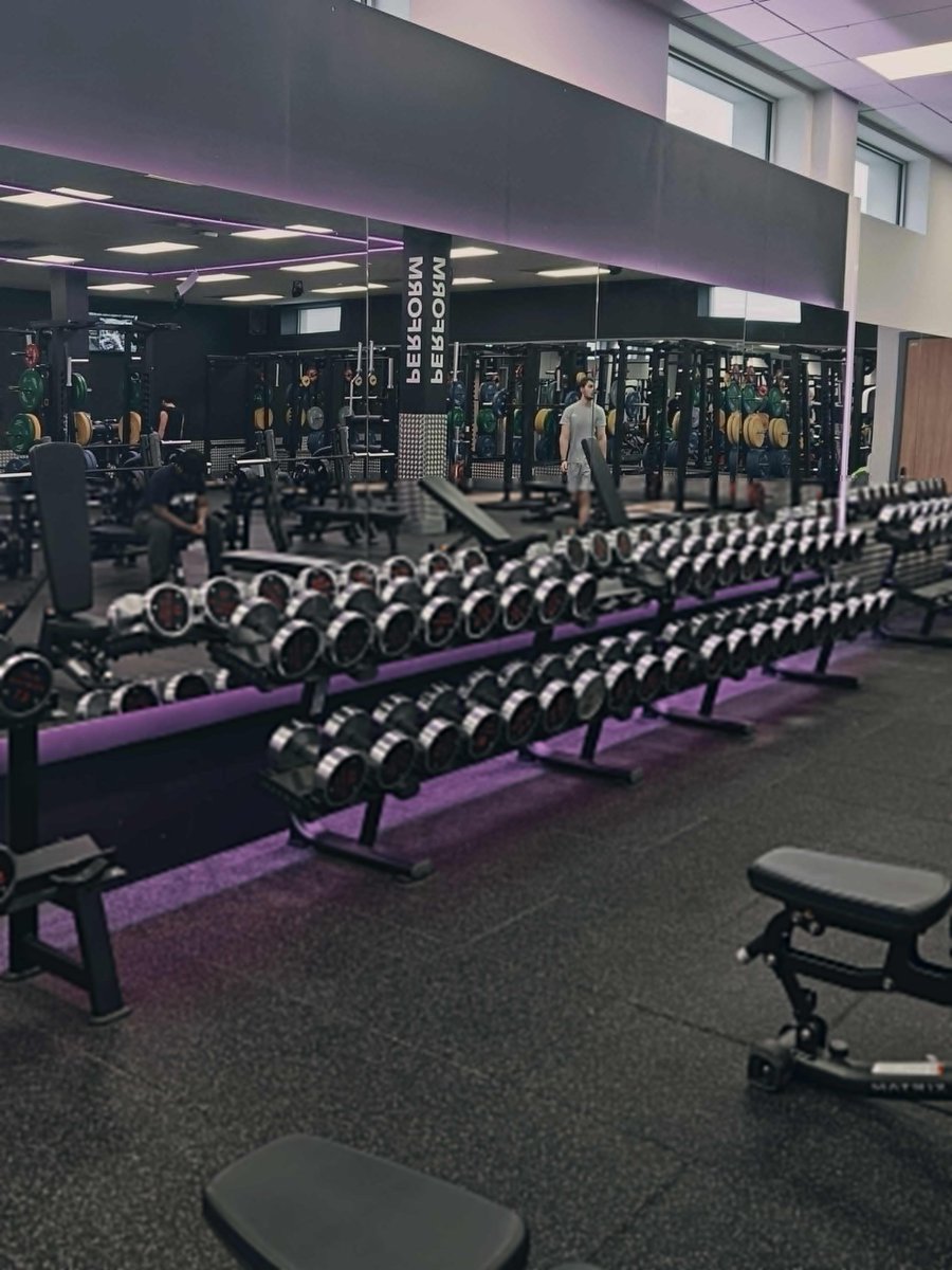 ruby63637's tweet image. Lone lifter in London 🧍💪 just me, the weights, and the will to grow 🏋️‍♂️🔥. No crowd, no noise, just focus and strength in every rep 🧠⚡🇬🇧  🏋️‍♀️🌆