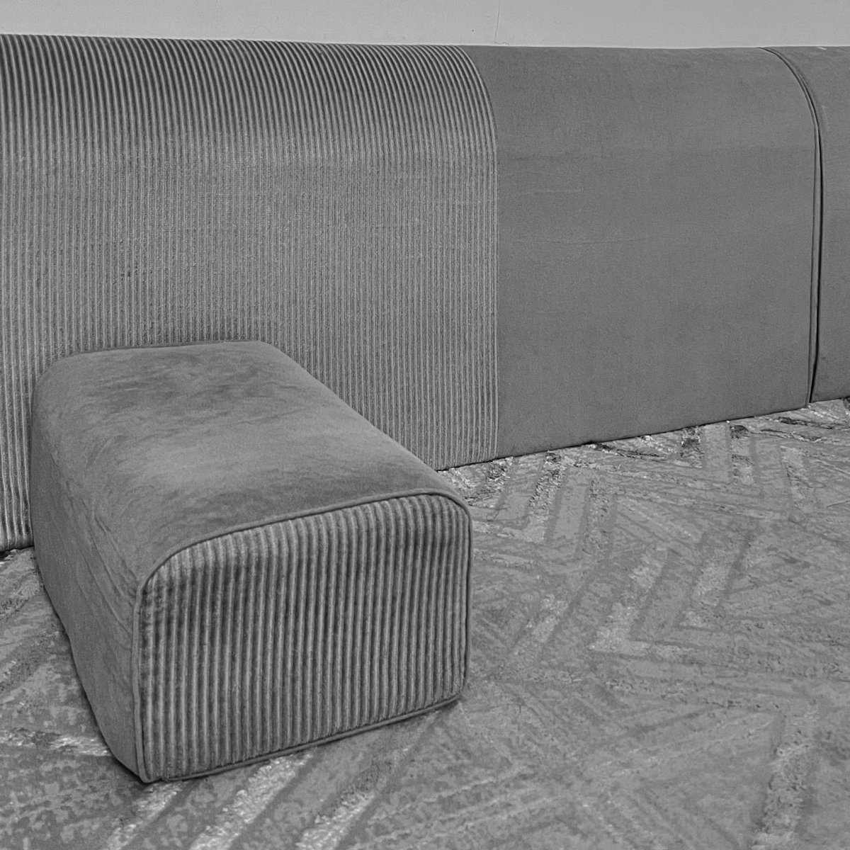 "عسى الله يبيحك ذا محلك وذي مركاك 
و أنـا ماهقيــت ان المـراكــي تبكينــي 

يورالي انك خـذت فنجـالـك بيمنــاك 
واذا رحت عنــك شــوي كنّــك تناديني"

محمد السكران