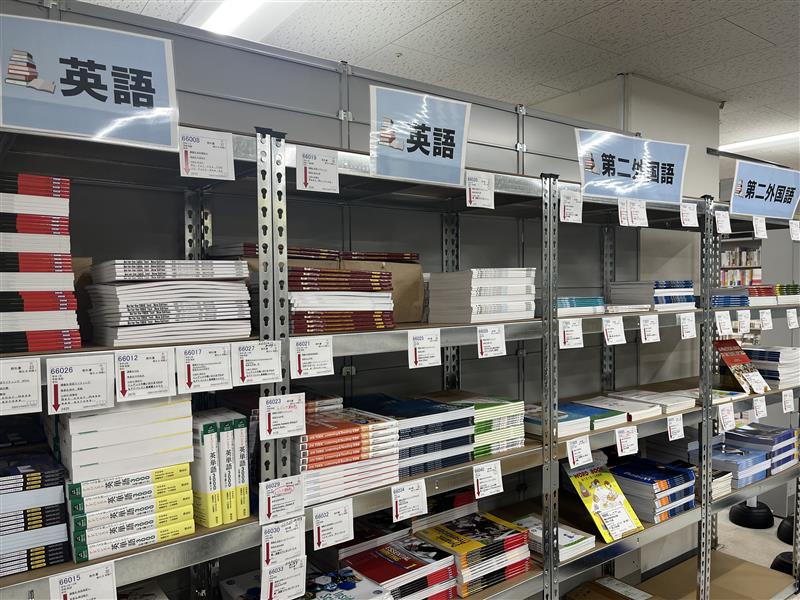 ynucoop's tweet photo. 【大学会館】

＼本日より／
教科書販売スタート！

⚠️秋はサイトではなく店内にて販売です
⚠️教科書は現金でのお会計が出来かねますのでご注意ください

販売期間は【10/31（金）まで】
終了後には速やかに出版社に返品してしまうため、期限内の購入にご協力ください。
皆様のご来店をお待ちしてます https://t.co/5Def15vbwq
