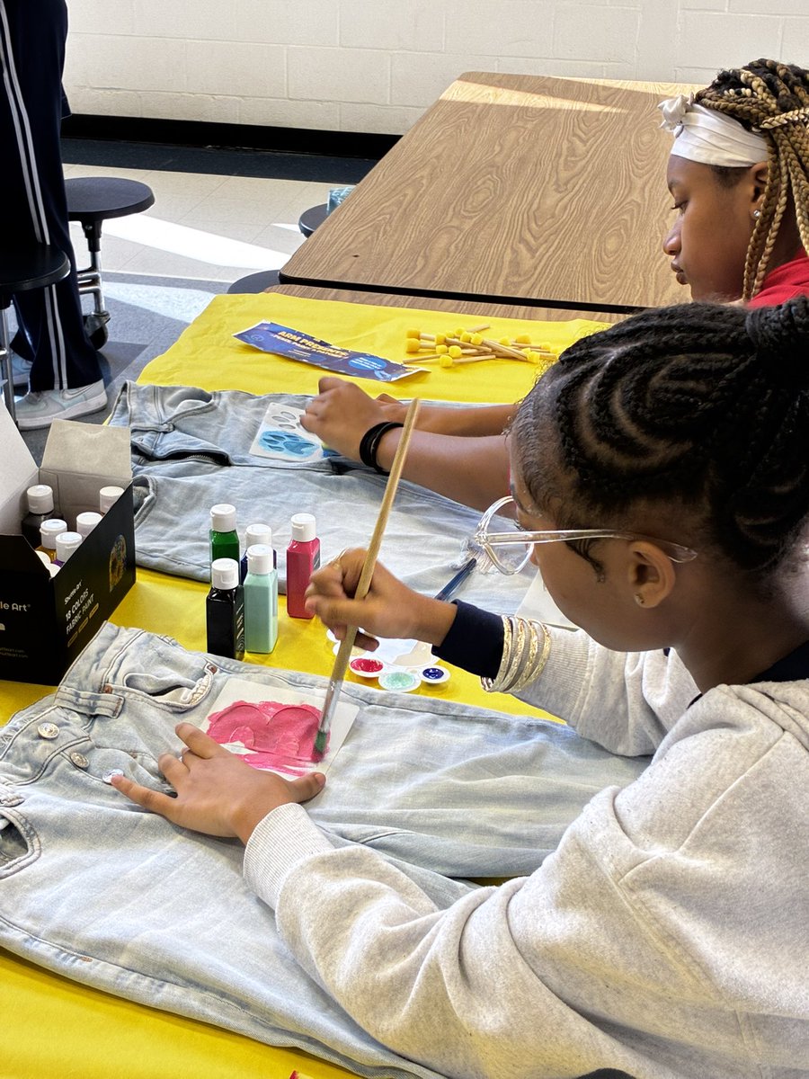 AOAddison_'s tweet photo. I love seeing an idea come to fruition. Today we mentored young ladies on building healthy peer relationships &amp; sisterly bonds—while painting jeans to rock during Homecoming Week at our Peace, Pants, &amp; Patches Event👖🎨✨@LibraLBrittian @BWashing10 @sandywright1980 @ArmsJags https://t.co/WqSr7cizFV