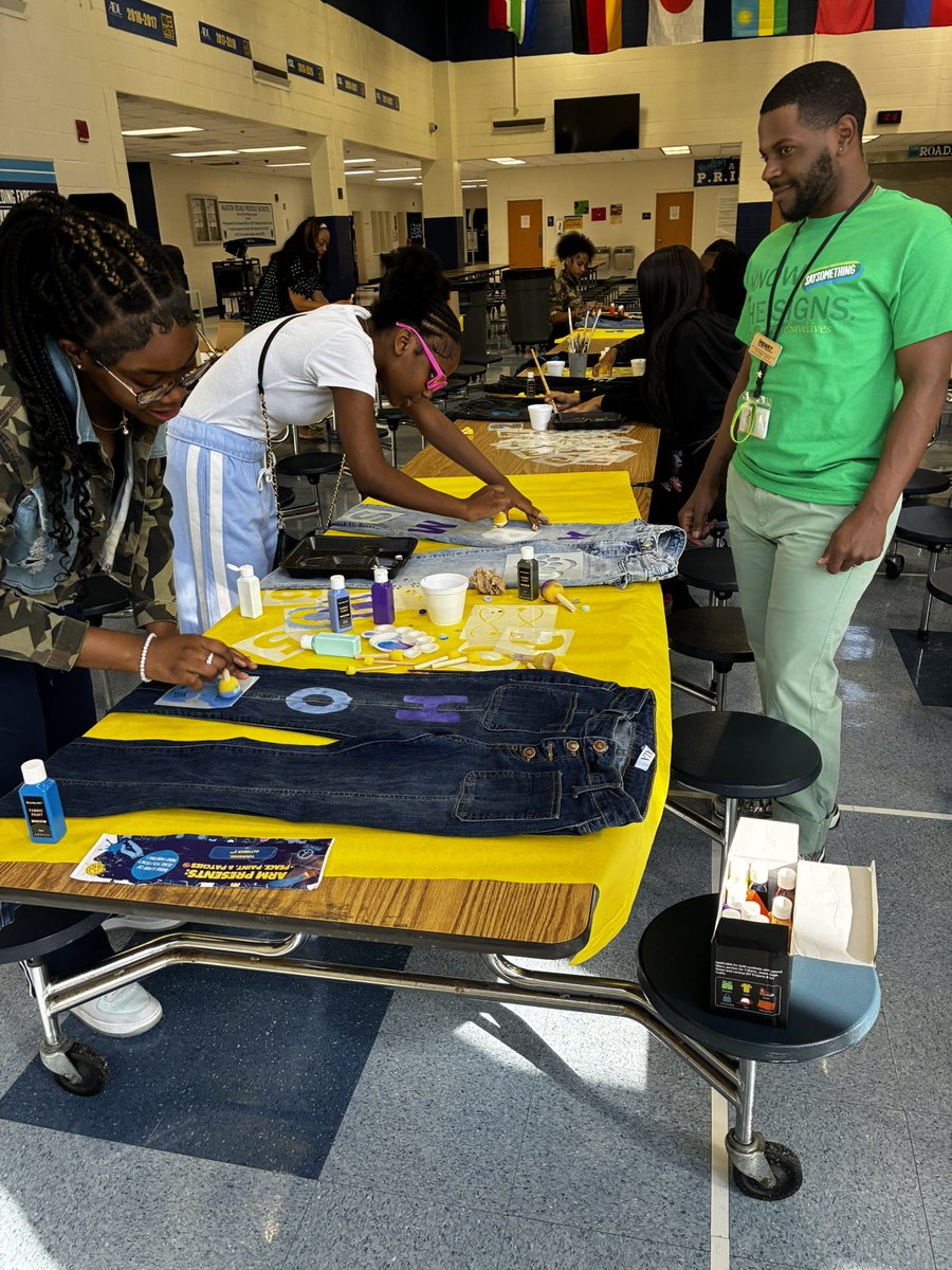 AOAddison_'s tweet photo. I love seeing an idea come to fruition. Today we mentored young ladies on building healthy peer relationships &amp; sisterly bonds—while painting jeans to rock during Homecoming Week at our Peace, Pants, &amp; Patches Event👖🎨✨@LibraLBrittian @BWashing10 @sandywright1980 @ArmsJags https://t.co/WqSr7cizFV