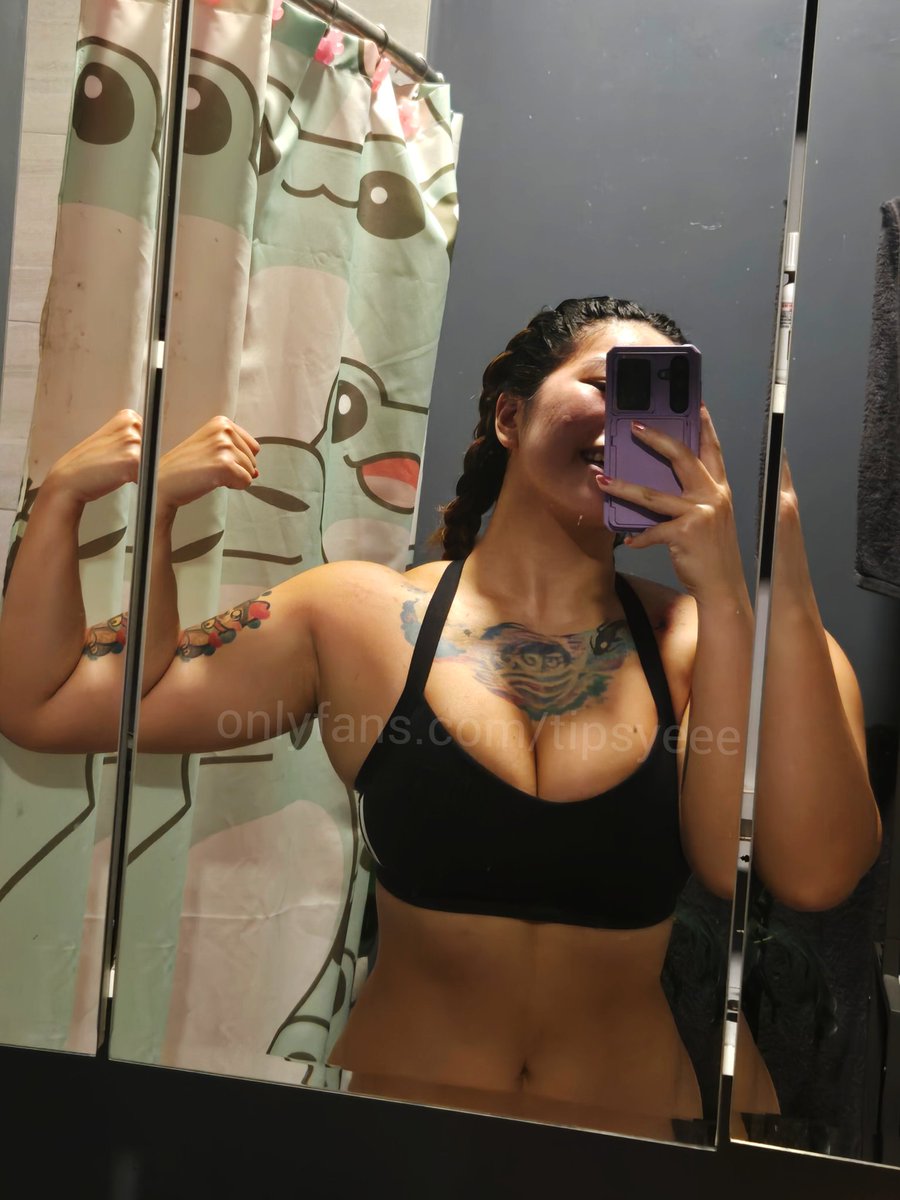 tipsyeee's tweet image. Good ol&apos; mirror flex
