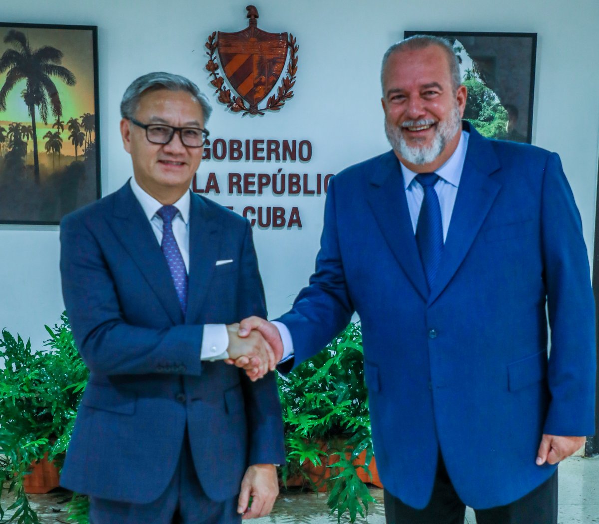 MMarreroCruz's tweet photo. Fue muy grato recibir al canciller de Laos, Thongsavanh Phomvihane, en la sede del Gobierno de la República de #Cuba. 

Destacamos las históricas y excelentes relaciones de amistad y cooperación que unen a nuestros países y ratificamos la voluntad de seguir fortaleciéndolas. https://t.co/wQrX25fFy5