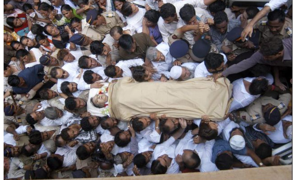 FlorithmX's tweet photo. @duttsanjay @RSSorg See This @duttsanjay  Unity and Love which you forgot .
When Sunil Dutt Saheb left this world, people from every religion stood together — Hindu, Muslim, Sikh, Christian — because he stood for unity, love, and respect for all faiths. But today, you congratulate RSS Atan*kbadi.🙂 https://t.co/w2klMu2DKF
