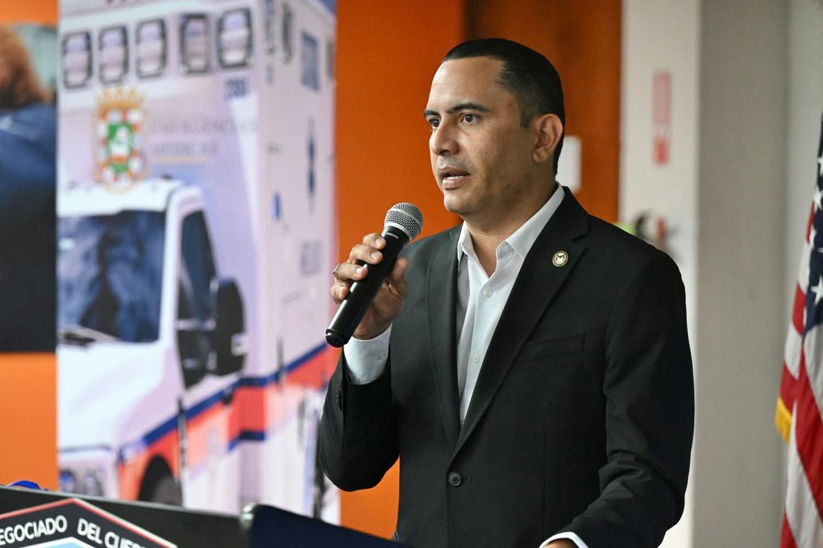 Agradecemos al secretario Arthur Garffer por la firma de la Orden Administrativa DSP-2025-OA-009 que crea el Equipo Táctico de Respuesta a Emergencias Médicas (ETREM). También se entregaron uniformes y abrigos a nuestro personal de Despacho de Comunicaciones. #DSP