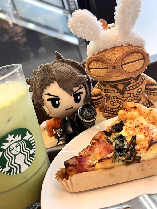 スタバのキッシュ大好きなんだが、生地を綺麗に切るにはナイフ貰った方がいいんだろうか。いつも千切れずに崩壊させてしまう 黒曜石とかみたいに、一定方向には割れやすいとかそういうポイントあるんだろうか などとキッシュの生地の靭性のことを考えている朝...