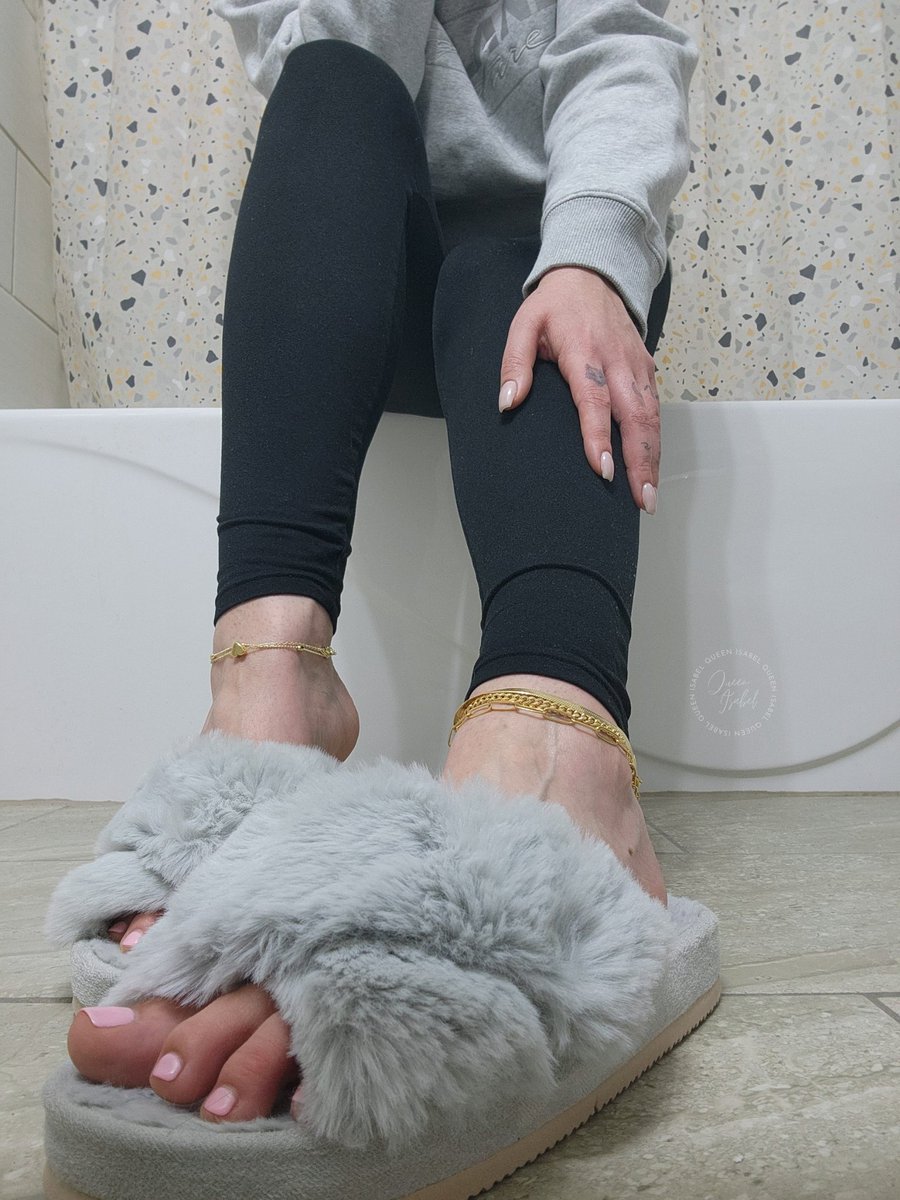 I know you'll do anything to sniff my slippers 🤭