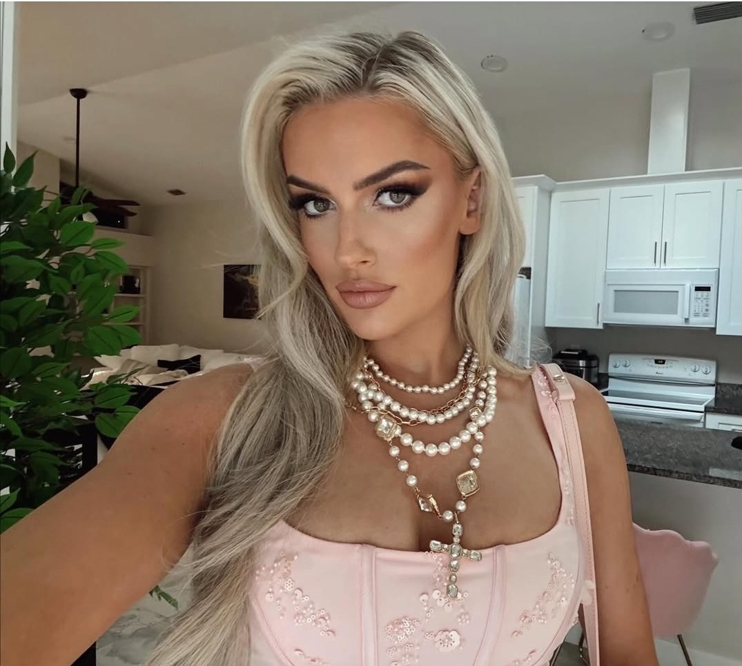 Happy Belle-Tober lovelies in 2 days, I'll be heading to New York City!

First, the Battleborn Press Conference, second to the MSG for Battleborn to compete in the Battleborn Chamber for the Pinnacle Women's World Championship!

NY will shine bright on the Bellish Barbie! 💋