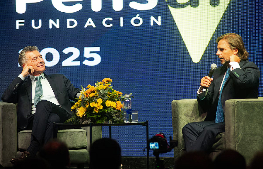 Noticias24arg's tweet photo. 🔴 MAURICIO MACRI ESCRIBIÓ UN EDITORIAL PARA LA FUNDACIÓN PENSAR 

El expresidente @mauriciomacri escribió un editorial por intermedio de la estratégica @fpensar, donde manifestó lo siguiente: 
"Cuando un país acierta en el rumbo de su política exterior, no solo gana visibilidad y posicionamiento: gana futuro. Los argentinos lo sabemos por experiencia. Durante demasiado tiempo nuestra dirigencia nos mantuvo encerrados en nuestras fronteras, “viviendo con lo nuestro”, mirándonos el propio ombligo. Ese aislamiento nos costó desarrollo, inversiones y oportunidades de crecimiento".

"Hoy, con una agenda de estabilización macroeconómica en marcha y un renovado interés en facilitar el desarrollo del sector privado, es necesario continuar con la agenda del cambio a pesar de los desafíos que se presentan. Tenemos la posibilidad histórica de dar un salto de competitividad. Y ese salto dependerá también, en buena medida, de la forma en que nos vinculamos con el mundo. Porque cuando se conduce con pragmatismo y profesionalismo, la política exterior se convierte en una herramienta concreta al servicio del crecimiento sostenido".
 
"Estamos frente a una nueva oportunidad para construir confianza internacional, ampliar y diversificar socios, y multiplicar nuestra participación en el comercio y las inversiones globales. Porque la mejor política exterior es aquella que se traduce en capacidad competitiva y ofrece mayor bienestar a los argentinos".  

"Pocos países cuentan con un potencial tan grande como el nuestro. Tenemos los recursos naturales que demanda el mundo, y también contamos con algo mucho más valioso: el talento de nuestra gente. Una estrategia internacional inteligente debe liberar todo ese potencial. Especialmente en sectores como la agroindustria, los alimentos, el petróleo y el gas, la minería, la logística para nuestras exportaciones, la biotecnología, las energías renovables, el turismo y el deporte".  

"El mundo ya no gira en torno a un solo centro de poder. Vivimos en un escenario internacional donde múltiples actores, públicos como privados, son nodos de poder político y gravitación económica. Emergen nuevas regiones y polos de influencia".  

"Apostar a un único socio sería limitarnos en nuestro horizonte de oportunidades. Oportunidades que, además, muchos otros países ya están capitalizando. Estar demasiado focalizados en un puñado muy reducido de alianzas internacionales es en detrimento de nuestro interés nacional. Y en este contexto, ampliar la mirada hacia regiones no tradicionales es fundamental".  

"Entre todas las geografías del mundo, los países del Golfo se destacan crecientemente por su influencia política y económica.  Éstas naciones desempeñan un rol central en los mercados energéticos globales, avanzan en ambiciosos planes de diversificación económica, mueven fondos soberanos con enorme influencia internacional, invierten en industrias vanguardistas y del futuro y, al mismo tiempo, cultivan relaciones equilibradas con las grandes potencias. Se han convertido en actores estratégicos de primer orden".  

"Argentina no puede seguir observando ese tablero pasivamente desde la distancia. Necesitamos una estrategia integral para fortalecer los vínculos con el Golfo, entendiendo el peso económico y geopolítico creciente de la región. Esta agenda no debe limitarse al plano diplomático: requiere sumar al sector privado y comprometer a las provincias, de modo de aprovechar capacidades productivas y oportunidades regionales. La experiencia internacional demuestra que, además, la diplomacia presidencial juega un rol decisivo: las visitas de alto nivel no son meros gestos protocolares, sino herramientas para proyectar al país como un socio confiable y con visión de largo plazo".  

"Argentina está ante una ventana de oportunidad. Si entendemos que la política exterior es desarrollo, y no retórica, podremos dejar de ser espectadores y ocupar el lugar que nos corresponde en un mundo que se reconfigura rápidamente".

(Imagen ilustrativa de archivo: Mauricio Macri respondiendo preguntas del ex presidente de Uruguay, Luis Lacalle Pou, en oportunidad de la celebración de la cena anual de la Fundación Pensar, en abril de este año)